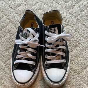 Converse Chuck Taylor women size 6.5🔥